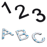 Le numéro de maison Animo Noir 7,6 cm (sans perçage) de yessential.fr possède des chiffres marquants en noir et est autocollant, ce qui facilite sa pose pour un look moderne et épuré.
