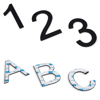 Le numéro de maison Animo Noir 7,6 cm (sans perçage) de yessential.fr possède des chiffres marquants en noir et est autocollant, ce qui facilite sa pose pour un look moderne et épuré.