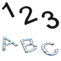 Le numéro de maison Animo Noir 7,6 cm (sans perçage) de yessential.fr possède des chiffres marquants en noir et est autocollant, ce qui facilite sa pose pour un look moderne et épuré.