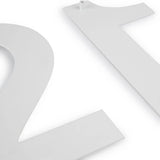 Deux grands numéros plats Adamo White de 30 cm (2 et 1) de yessential.fr sont partiellement visibles sur un fond blanc, avec des bords nets et un design moderne et minimaliste similaire aux grands numéros de maison blanche.