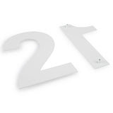 Deux grands chiffres blancs, 2 et 1, tous deux Adamo White 20 cm de yessential.fr, se trouvent l'un à côté de l'autre sur une surface blanche.