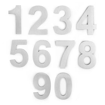 Dix chiffres métalliques (0-9) sont disposés en trois rangées sur un fond blanc. Ils ressemblent tous à l'Animo Stainless Steel 5cm (sans perceuse) de yessential.fr, avec une texture en métal brossé et un style de police élégant et moderne.
