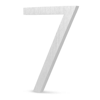 Le Milano en acier inoxydable 15 cm de yessential.fr est un chiffre sept métallique avec une finition brossée, debout sur un fond blanc - un numéro de maison moderne idéal pour les extérieurs contemporains.