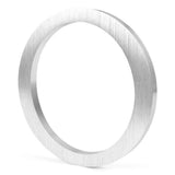 Le Milano Stainless Steel 15cm de yessential.fr est un anneau plat et rond en métal avec une finition argent brossé, posé debout dans un coin sur un fond blanc - idéal pour afficher des numéros de maison modernes.