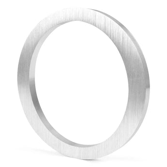 Le Milano Stainless Steel 15cm de yessential.fr est un anneau plat et rond en métal avec une finition argent brossé, posé debout dans un coin sur un fond blanc - idéal pour afficher des numéros de maison modernes.