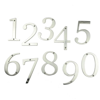 Les numéros de maison Matteo Nickel 10 cm de yessential.fr, en argent métallisé avec une finition brossée et des trous pré-percés pour un montage facile, sont disposés de 0 à 9 sur fond blanc.