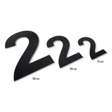 Trois figurines numéro 2 Adamo Black 30 cm de yessential.fr, dans les tailles 30 cm, 20 cm et 15 cm, disposées du plus grand au plus petit avec des étiquettes en dessous, parfaites comme grands numéros de maison noirs sur fond blanc.