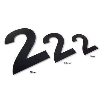 Trois figurines numéro 2 Adamo Black 30 cm de yessential.fr, dans les tailles 30 cm, 20 cm et 15 cm, disposées du plus grand au plus petit avec des étiquettes en dessous, parfaites comme grands numéros de maison noirs sur fond blanc.