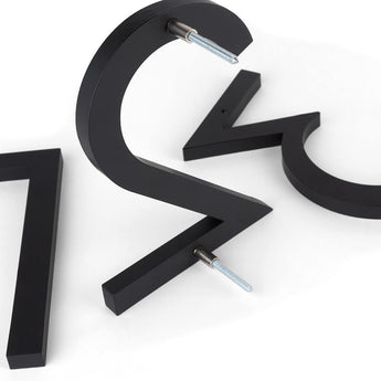 Les numéros de maison Milano Black 15 cm de yessential.fr sont équipés de boulons filetés pour un montage facile au mur. Ces chiffres et lettres noirs élégants ajoutent une touche moderne à n'importe quelle maison.