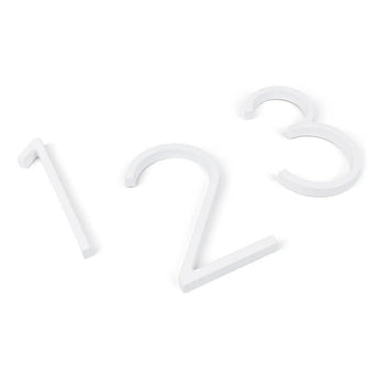 Les numéros de maison Amato White 12,5 cm de yessential.fr, au design blanc et tridimensionnel, comportent les chiffres 1, 2 et 3 sur un fond blanc uni et projettent des ombres subtiles.