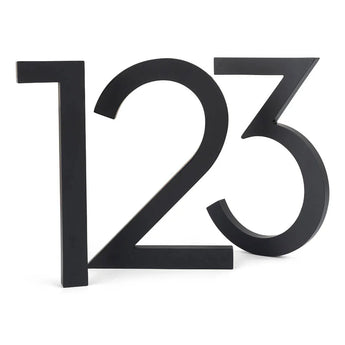 Les numéros de maison Milano Black 15 cm 1, 2 et 3 de yessential.fr se tiennent debout dans un style moderne sans empattement, se chevauchant légèrement sur un fond blanc uni.