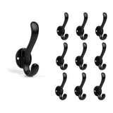 Un ensemble de dix patères Avano Black de yessential.fr, avec une séparément à gauche et neuf sur deux colonnes à droite, toutes en noir chic sur fond blanc.