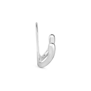 Le 20x Pagano Chrome de yessential.fr est un simple porte-manteau argenté chromé avec une extrémité arrondie et une courbe vers le haut, représenté sur un fond blanc uni.