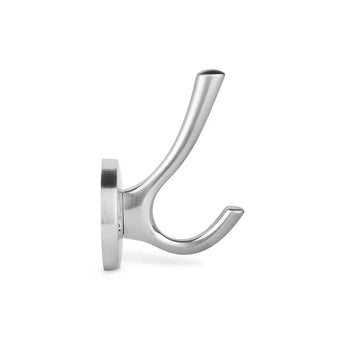 La patère Eduardo Chrome de yessential.fr, en chrome brossé avec base ronde, est montée sur fond blanc. Le crochet a deux bras arrondis, un plus long et un plus court, pointant vers le haut pour suspendre des objets.