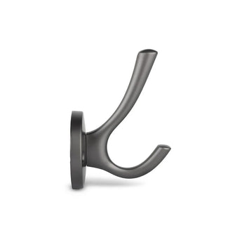 L'Eduardo Gunmetal de yessential.fr est une patère élégante en bronze à canon moderne, avec deux broches incurvées - l'une plus longue que l'autre - sur une base ronde, sur un fond blanc.