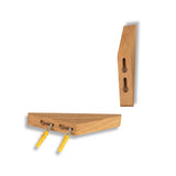 Deux supports triangulaires en bois Fabio Oak sont présentés - l'un plat avec des vis et des chevilles jaunes, l'autre vertical de manière à ce que les trous oblongs soient visibles. Ce design minimaliste ajoute une touche élégante et moderne à n'importe quelle entrée.