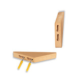 Le Fabio Beech de yessential.fr comporte deux blocs triangulaires en bois : l'un avec des barres métalliques et des poignées jaunes, l'autre avec des trous ovales - idéal pour les patères en hêtre, ajoutant un style minimaliste à tout intérieur moderne.
