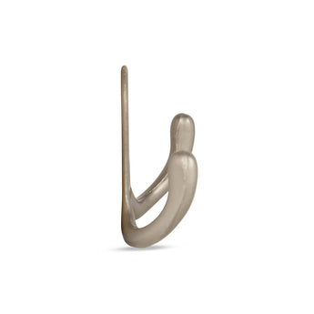 Le Pagano Taupe de yessential.fr est une patère minimaliste et fonctionnelle au design lisse et incurvé, vue de côté sur un fond blanc.