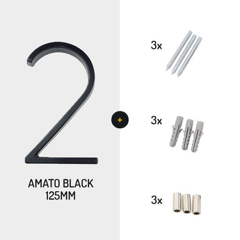 Amato Black 12,5 cm numéro 2 en métal noir de yessential.fr présenté à gauche ; à droite 3 clous, 3 chevilles et 3 entretoises métalliques sur fond blanc - un choix de numéro de maison élégant.