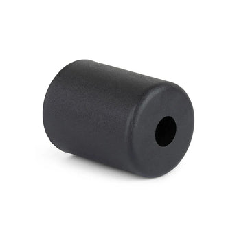 Le Sicco Black 10cm de yessential.fr est un pare-chocs cylindrique en caoutchouc mousse noir avec un trou central, idéal comme pieds de meubles ronds noirs, présenté sur fond blanc.