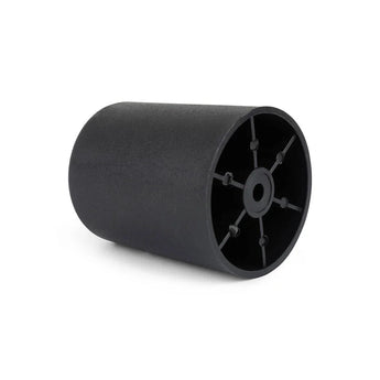 Le Sicco Black 10 cm de yessential.fr est un pot cylindrique en plastique noir mat lisse avec une extrémité ouverte vers l'avant, des rayons de support visibles à l'intérieur et un trou de drainage central - semblable aux pieds de meubles ronds noirs.