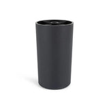 La Sicco Black 10cm de yessential.fr est une tasse cylindrique noire avec une finition mate et un bord avec un motif en croix. La tasse se tient debout sur un fond blanc et reflète le style élégant des pieds de meubles ronds noirs.