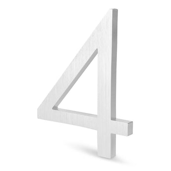 Le Milano en acier inoxydable 15 cm de yessential.fr est un numéro quatre métallique de couleur argentée avec une finition brossée, posé sur un fond blanc avec une ombre claire - parfait comme numéro de maison moderne.