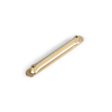 La poignée Arriero Gold Deluxe de yessential.fr présente un design doré métallique lisse et rond avec deux trous de vis à chaque extrémité, élégamment présenté sur un fond blanc.