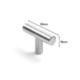 Le bouton Remo en acier inoxydable de yessential.fr est une poignée d'armoire argentée de 50 mm de large avec une barre horizontale de 10 mm de diamètre, montée sur une tige cylindrique verticale.