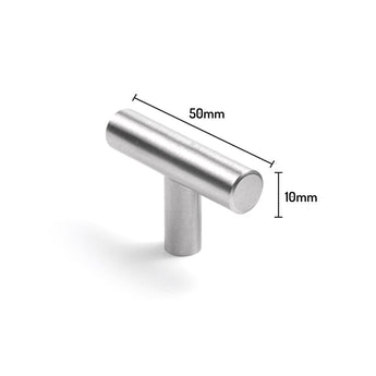 Le bouton Remo en acier inoxydable de yessential.fr est une poignée d'armoire argentée de 50 mm de large avec une barre horizontale de 10 mm de diamètre, montée sur une tige cylindrique verticale.