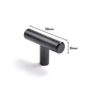 Le bouton noir Remo de yessential.fr est une poignée cylindrique noire en forme de T mesurant 50 mm de longueur et 10 mm de diamètre, affichée sur un fond blanc avec des dimensions étiquetées.