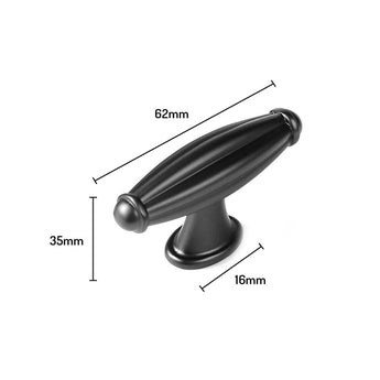 Le bouton Alvaro Anthracite de yessential.fr est une poignée d'armoire ovale noire, présentée sous un angle, mesurant 62 mm de long, 35 mm de haut, avec une largeur de base de 16 mm.
