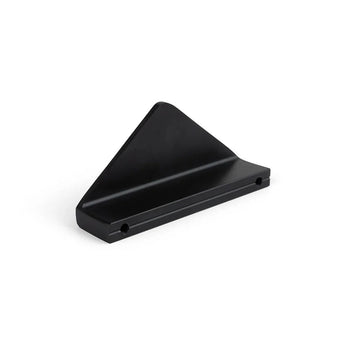 Un support métallique triangulaire noir avec une base plate et deux trous de vis, idéal pour le montage ou le support - s'adapte parfaitement au Triano Black 64 mm de yessential.fr ou à d'autres poignées de meubles noires. Représenté sur un fond blanc.