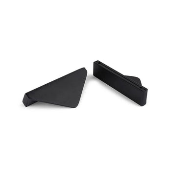 Deux poignées noires Triano Black 64 mm de yessential.fr sont présentées sur un fond blanc - une verticale, une plate - avec des vues latérales et supérieures de ces tabourets de meuble modernes en demi-lune.