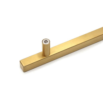 La poignée Marano Gold de yessential.fr présente une finition dorée élégante, une forme rectangulaire et un seul trou de vis sur le poteau cylindrique surélevé - idéal pour tous ceux qui recherchent des poignées minimalistes.