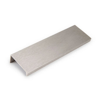 L'Enzo en acier inoxydable de yessential.fr est une poignée de tirage d'armoire rectangulaire en métal brossé de couleur acier inoxydable, avec une surface plane et des extrémités rectangulaires - idéale pour les fans de poignées profilées et de design minimaliste.