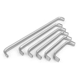 Six poignées Deluxe en acier inoxydable Leonardo argenté de yessential.fr, en forme de L, sont disposées parallèlement sur un fond blanc, de la plus petite à l'avant à la plus grande à l'arrière.
