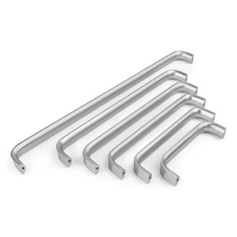 Six poignées Deluxe en acier inoxydable Leonardo argenté de yessential.fr, en forme de L, sont disposées parallèlement sur un fond blanc, de la plus petite à l'avant à la plus grande à l'arrière.