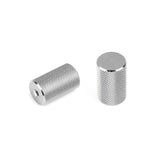 Deux boutons cylindriques Remo Stainless Steel Deluxe de yessential.fr de couleur argentée avec des surfaces moletées - l'un horizontal avec le trou d'extrémité, l'autre vertical - apportent une touche élégante aux portes ou aux meubles sur un fond blanc uni.