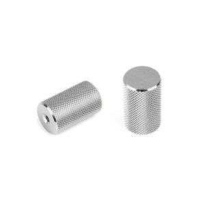 Deux boutons cylindriques Remo Stainless Steel Deluxe de yessential.fr de couleur argentée avec des surfaces moletées - l'un horizontal avec le trou d'extrémité, l'autre vertical - apportent une touche élégante aux portes ou aux meubles sur un fond blanc uni.