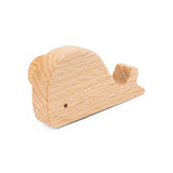 Bambino Willy de yessential.fr est un petit bouton en bois lisse de couleur claire en forme de baleine avec des détails sculptés simples et un grain de bois visible - parfait comme bouton de meuble dans la chambre d'enfant.