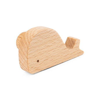 Bambino Willy de yessential.fr est un petit bouton en bois lisse de couleur claire en forme de baleine avec des détails sculptés simples et un grain de bois visible - parfait comme bouton de meuble dans la chambre d'enfant.