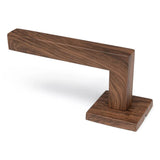 L'ensemble Domaso Walnut de yessential.fr est une poignée de porte en bois rectangulaire moderne avec une finition grain de bois sur une base carrée, représentée sur un fond blanc.