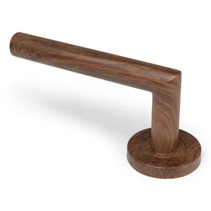 L'ensemble Lucio Walnut de yessential.fr est une poignée de porte moderne en bois avec une finition grain de bois et un levier horizontal cylindrique sur une base ronde.