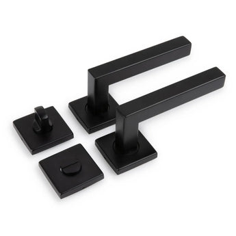 Deux poignées de porte noires modernes avec plaques arrière carrées et deux serrures WC Vano Black de yessential.fr, toutes isolées sur fond blanc.