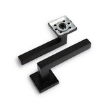 Deux poignées de porte profilées Domaso Black de yessential.fr, chacune avec une base carrée - avec la plaque de montage visible - sont disposées sur un fond blanc.