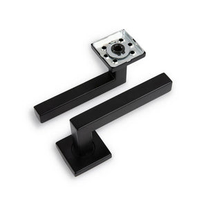 L'ensemble Domaso Black yessential.fr se compose de deux poignées de porte noires modernes avec des bases carrées - l'une montre la plaque de montage, l'autre met en valeur la poignée de porte - affichées sur un fond blanc éclatant.