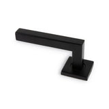 La Domaso Black de yessential.fr est une poignée de porte moderne noir mat avec une poignée rectangulaire droite et une base carrée - idéale pour ceux qui recherchent des poignées de porte carrées noires élégantes.