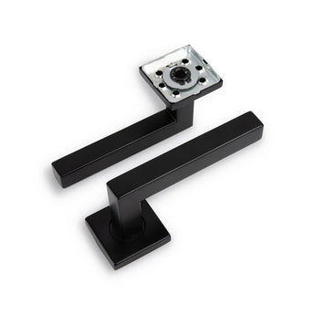 Deux poignées de porte rectangulaires noires modernes avec des bases carrées sont présentées : l'une montrant la plaque de montage, l'autre l'extérieur lisse. Combinez-le avec la serrure de WC Vano Black de yessential.fr pour une finition élégante et contemporaine.