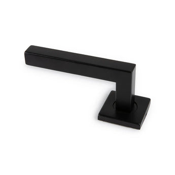 L'ensemble Domaso Black de yessential.fr est une poignée de porte carrée noire moderne avec des lignes épurées et une base carrée, qui offre un contraste saisissant sur n'importe quel fond blanc.